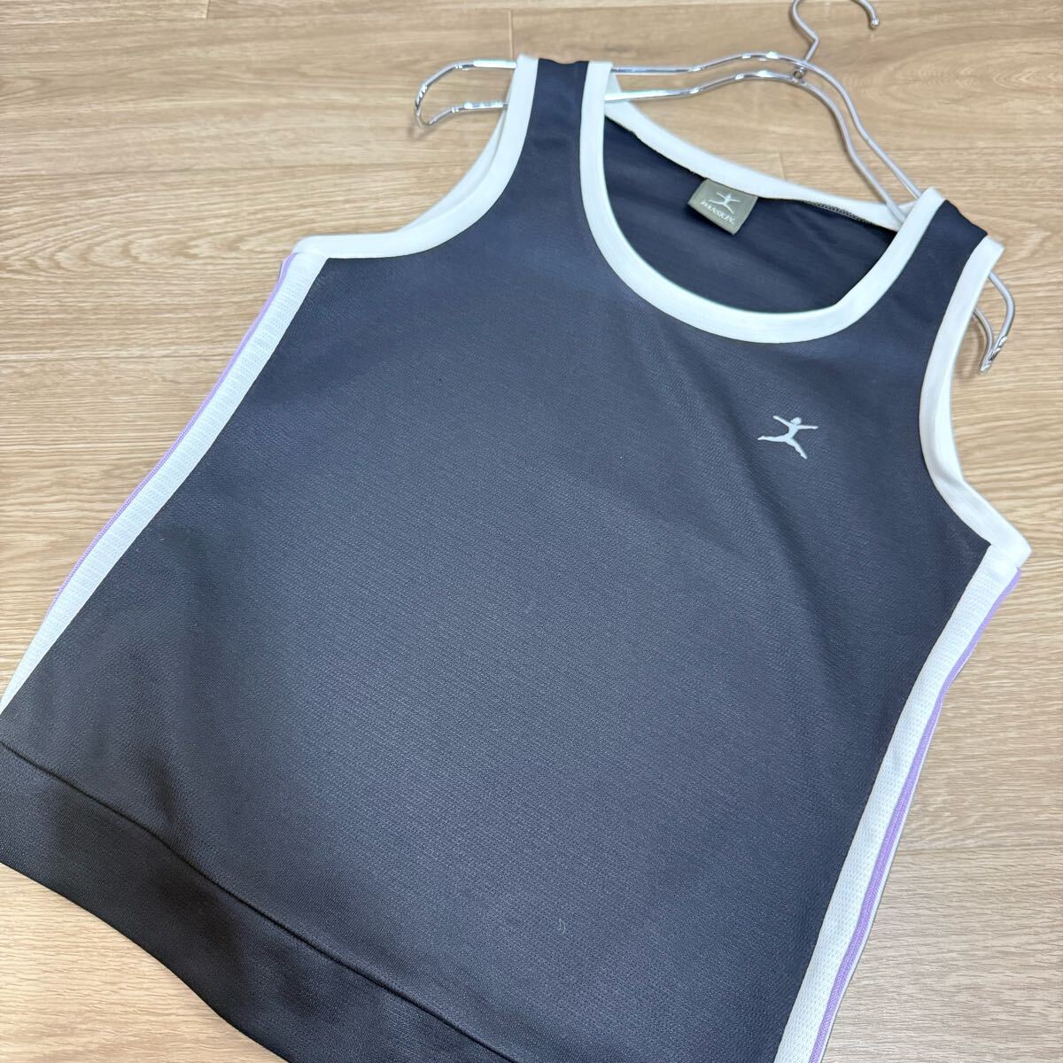 ♪ DANSKIN ダンスキン　ノースリーブトップス ブラック サイドライン　Mサイズ　タンクトップ　トレーニング_画像4