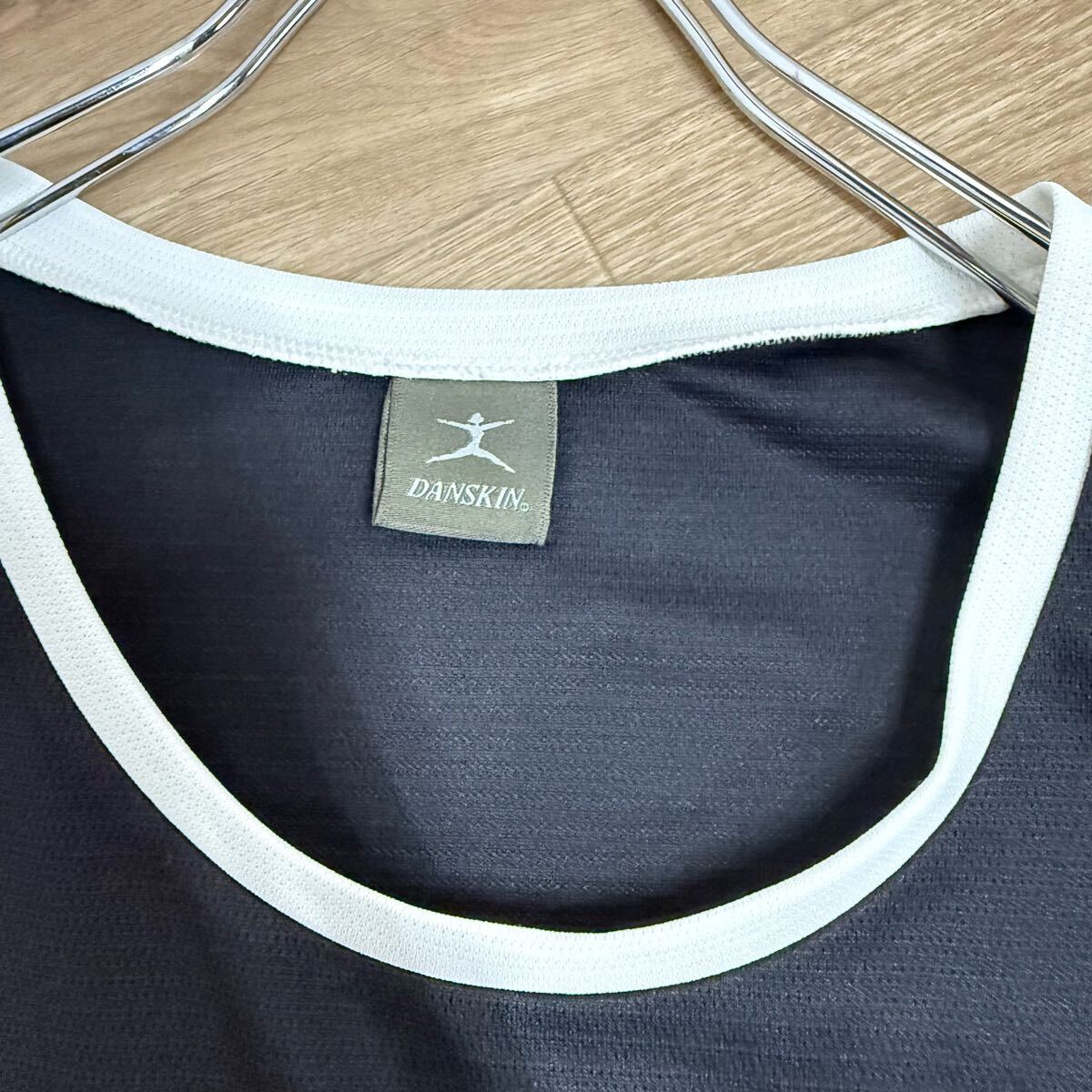 ♪ DANSKIN ダンスキン　ノースリーブトップス ブラック サイドライン　Mサイズ　タンクトップ　トレーニング_画像6