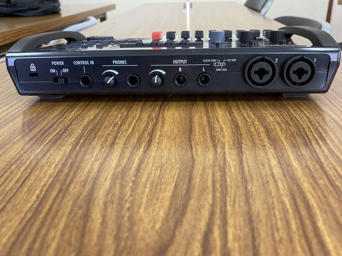 ZOOM ズーム マルチトラックレコーダー 2トラック同時(shí)録音 8トラック同時(shí)再生 R8