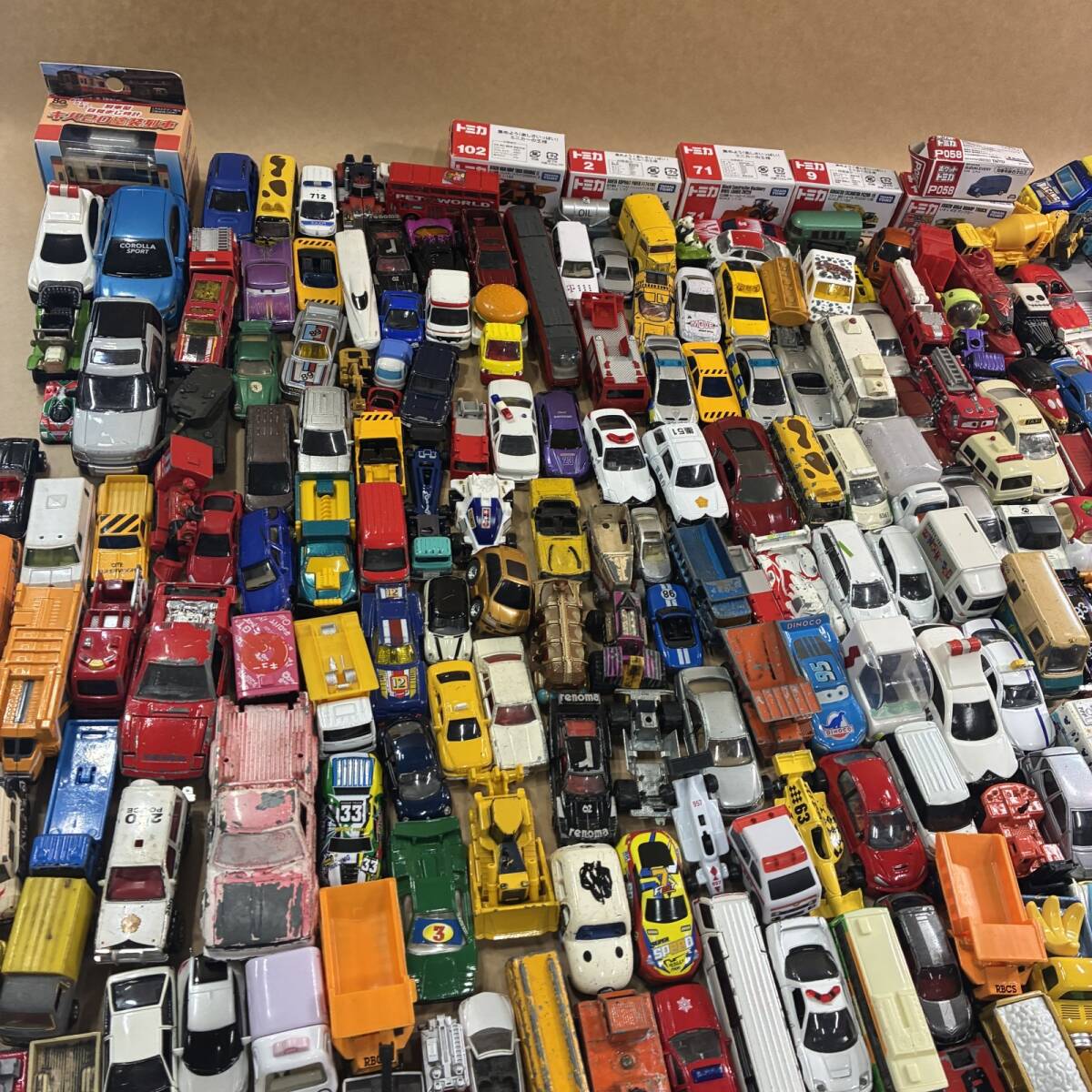 ★ まとめ商品 トミカ ミニカー 大量 車 パトカー 救急車 トラック ディズニー ヘリコプター バイク など 現(xiàn)狀品 24.8kg