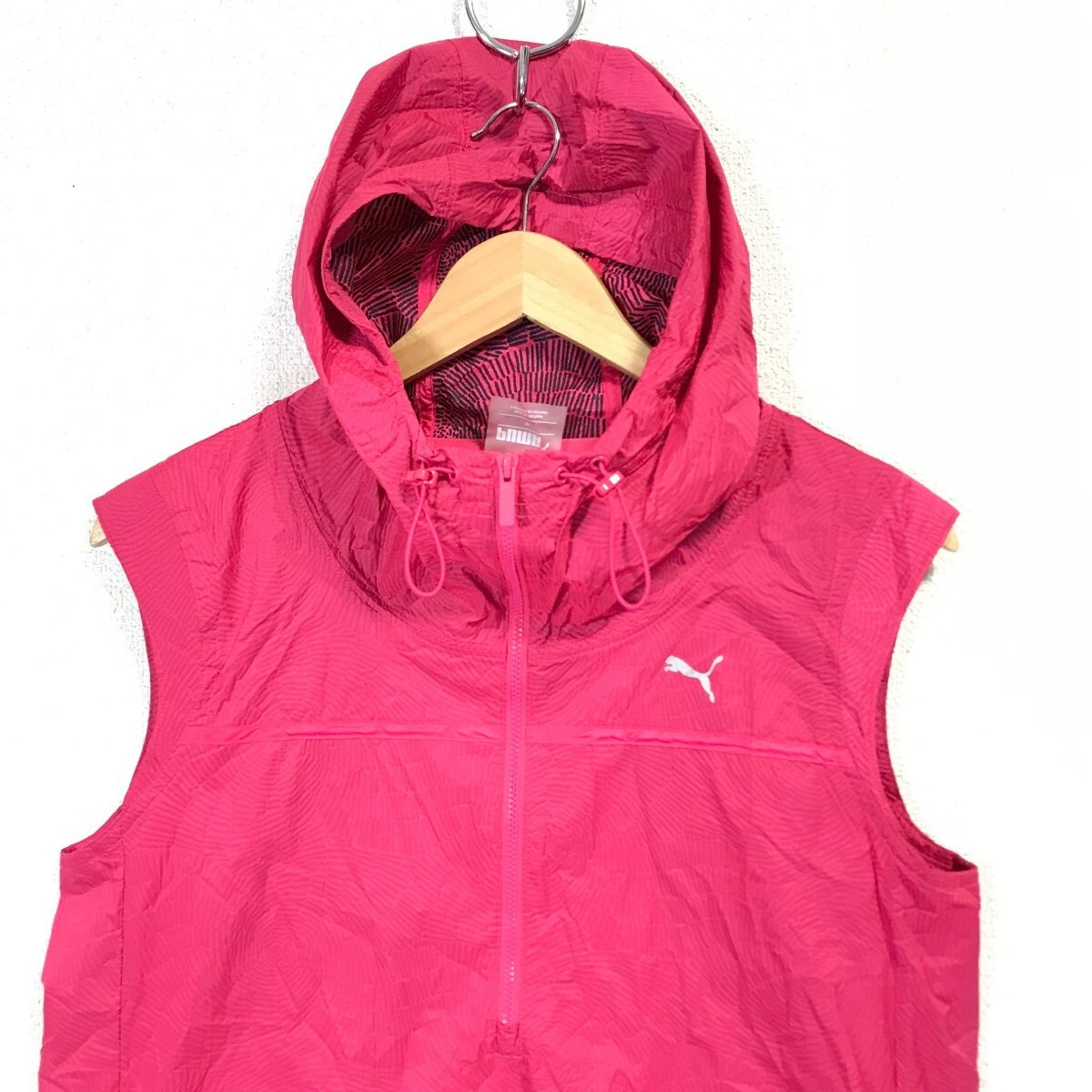 Ye1408dL PUMA プーマ サイズM ノースリーブ ウィンドブレーカー ハーフジップベスト ピンク スポーツウェア 薄手 ランニング トレーニング_画像4