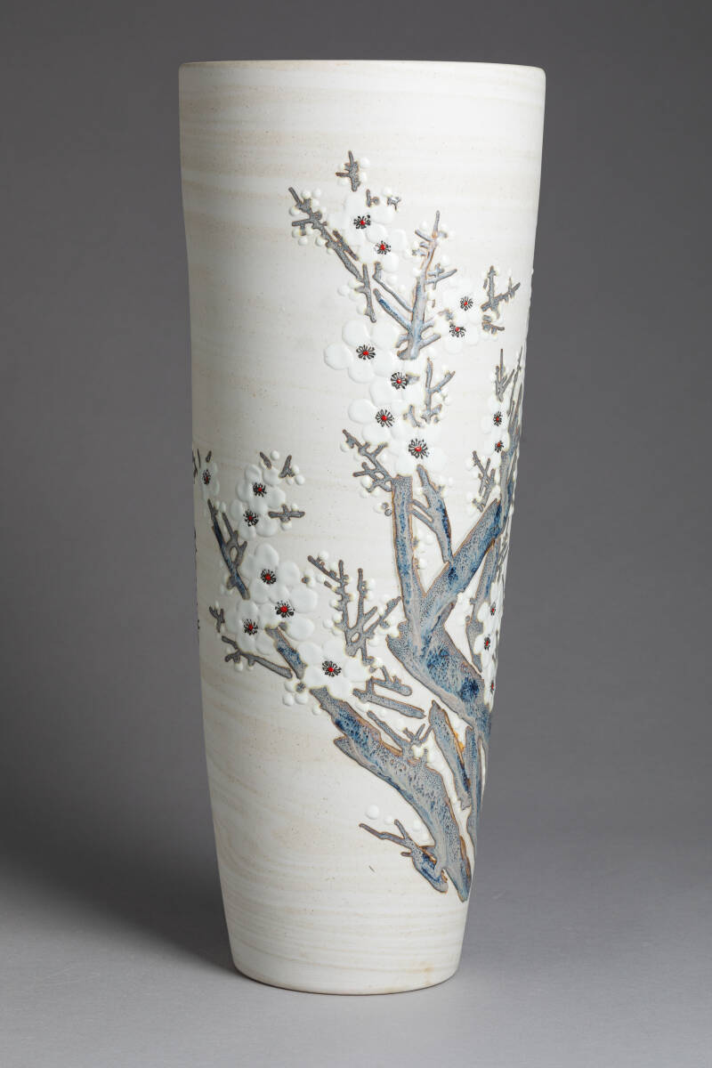 中国美術 景徳鎮写 白磁鶴首花瓶 熊軍 作】景徳鎮名工 白磁梅花彫文 証書付 花瓶 花入 華道具 唐