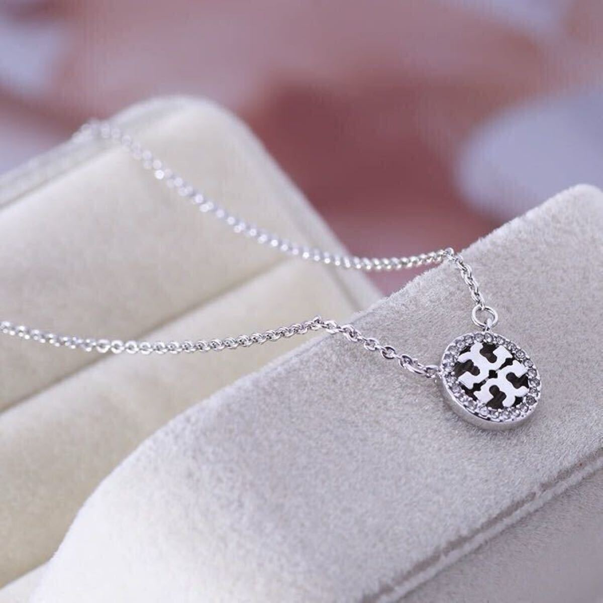 正規(guī)新品　TB023-06　Tory Burch トリーバーチ ミラー パヴェ ロゴ デリケート ネックレス　シルバー　大特価