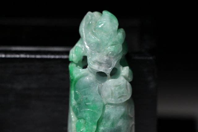☆寒椿☆翡翠 神獣・霊芝彫刻 重量約109g (検)根付 文鎮 透かし