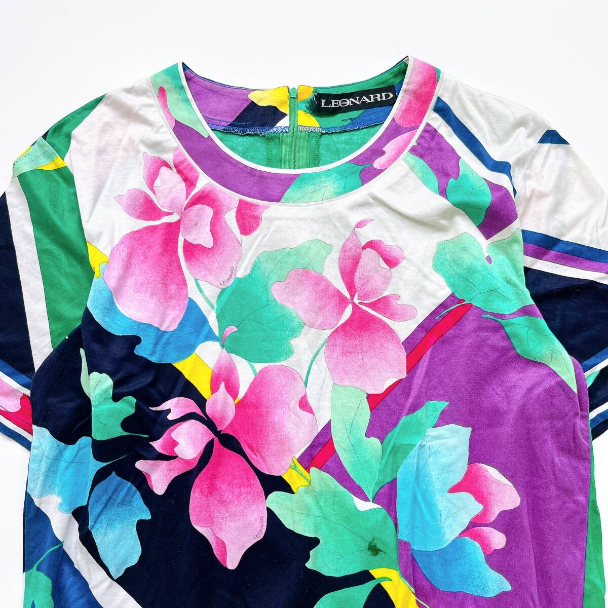 LEONARD FASHION 半袖 カットソー L マルチカラー コットン 華やか 高級 お出かけ ストレッチ 総柄 ロゴ ミセス マダム レオナール〇545y