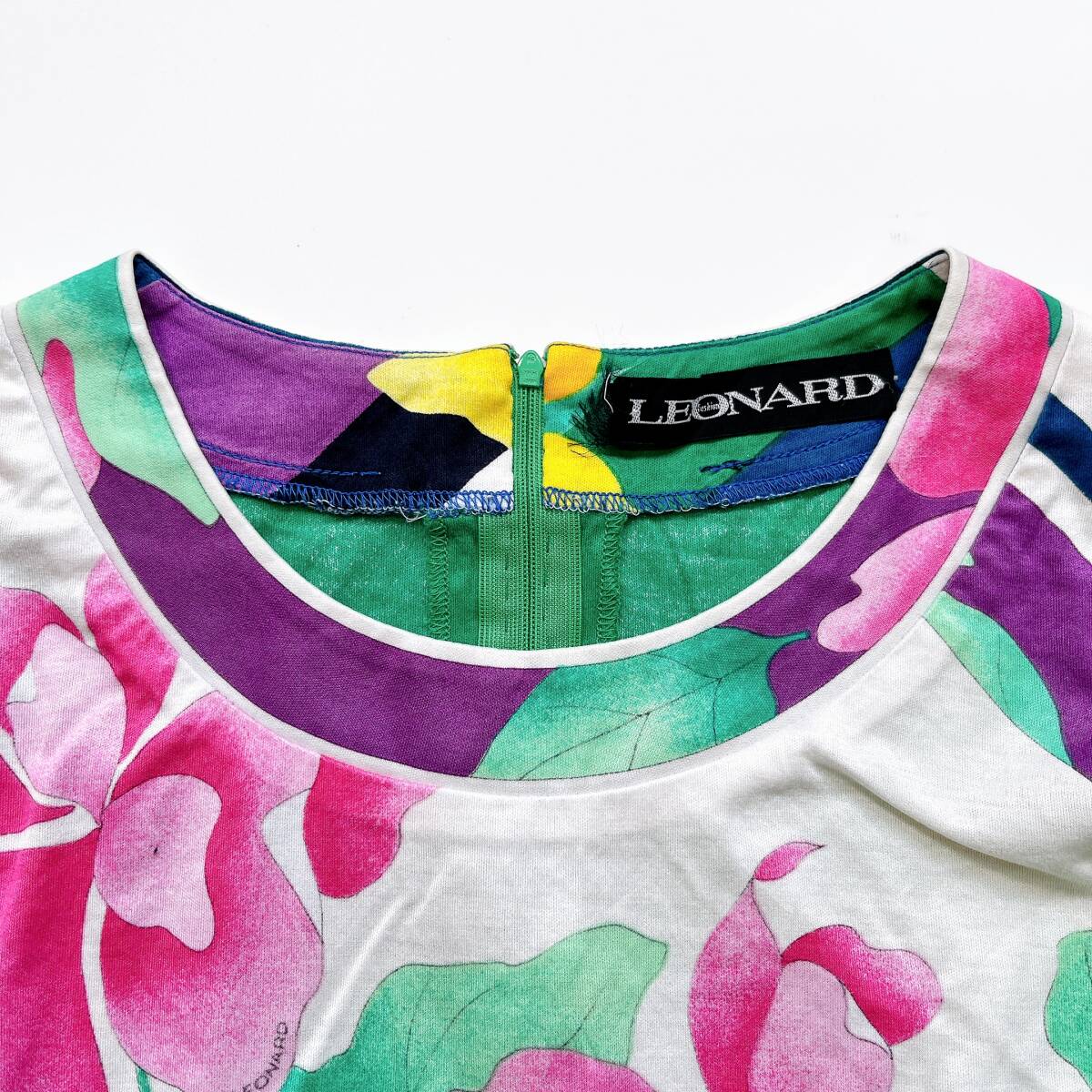 LEONARD FASHION 半袖 カットソー L マルチカラー コットン 華やか 高級 お出かけ ストレッチ 総柄 ロゴ ミセス マダム レオナール〇545y
