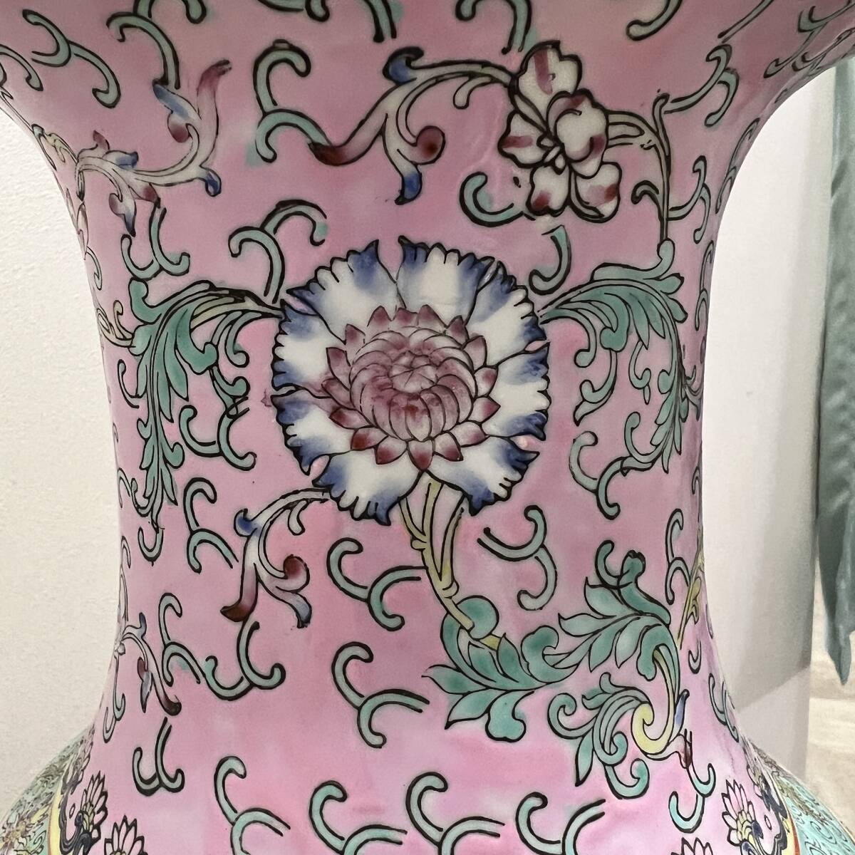 中国景徳鎮 在銘 色絵 人物山水文花瓶・唐物(色絵磁器)｜売買