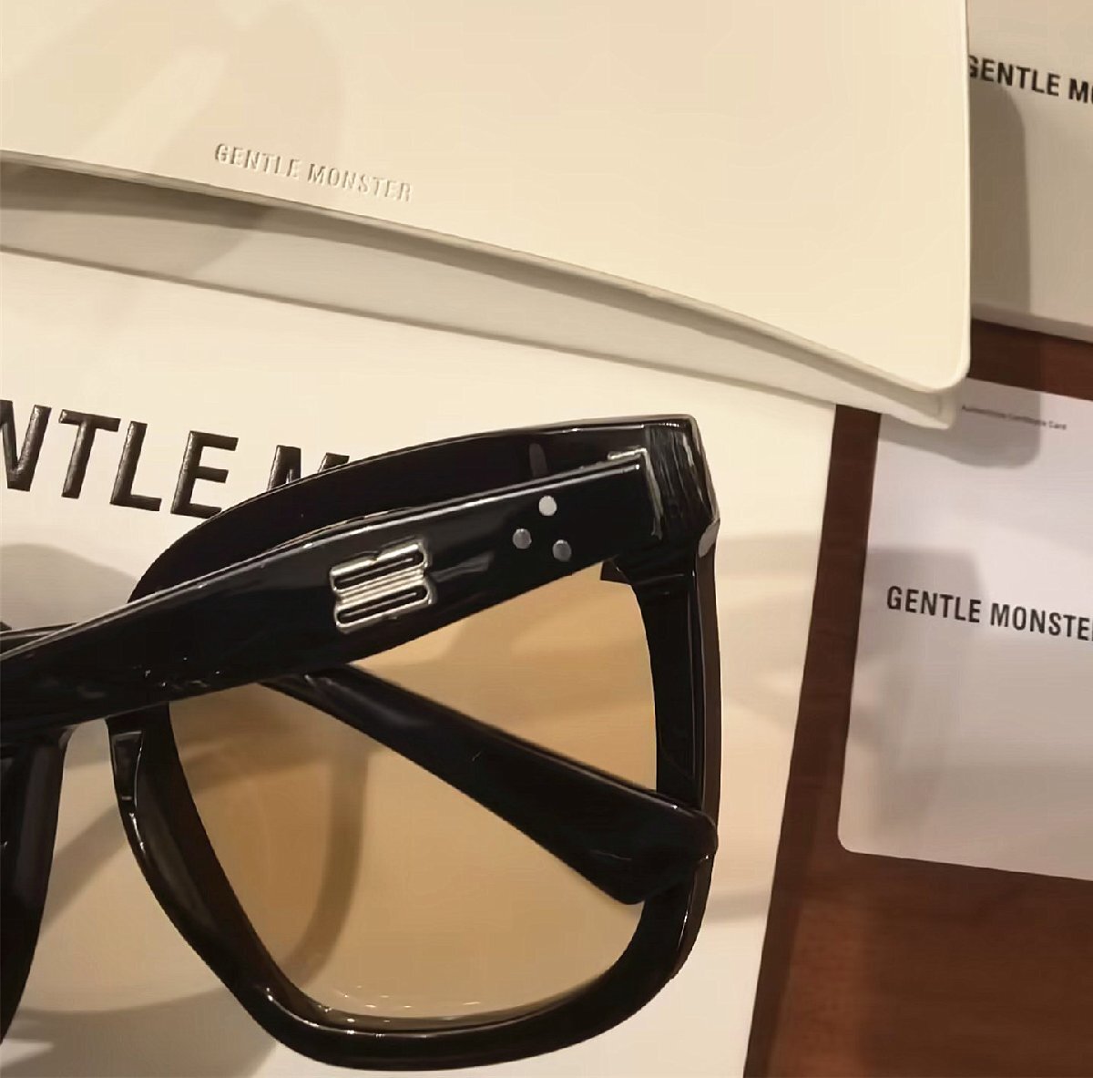 新品未使用※人気モデル*GENTLE MONSTER?ジェントルモンスター DEAR　登坂広臣 BTS 愛用?ブラック?サングラス?茶色