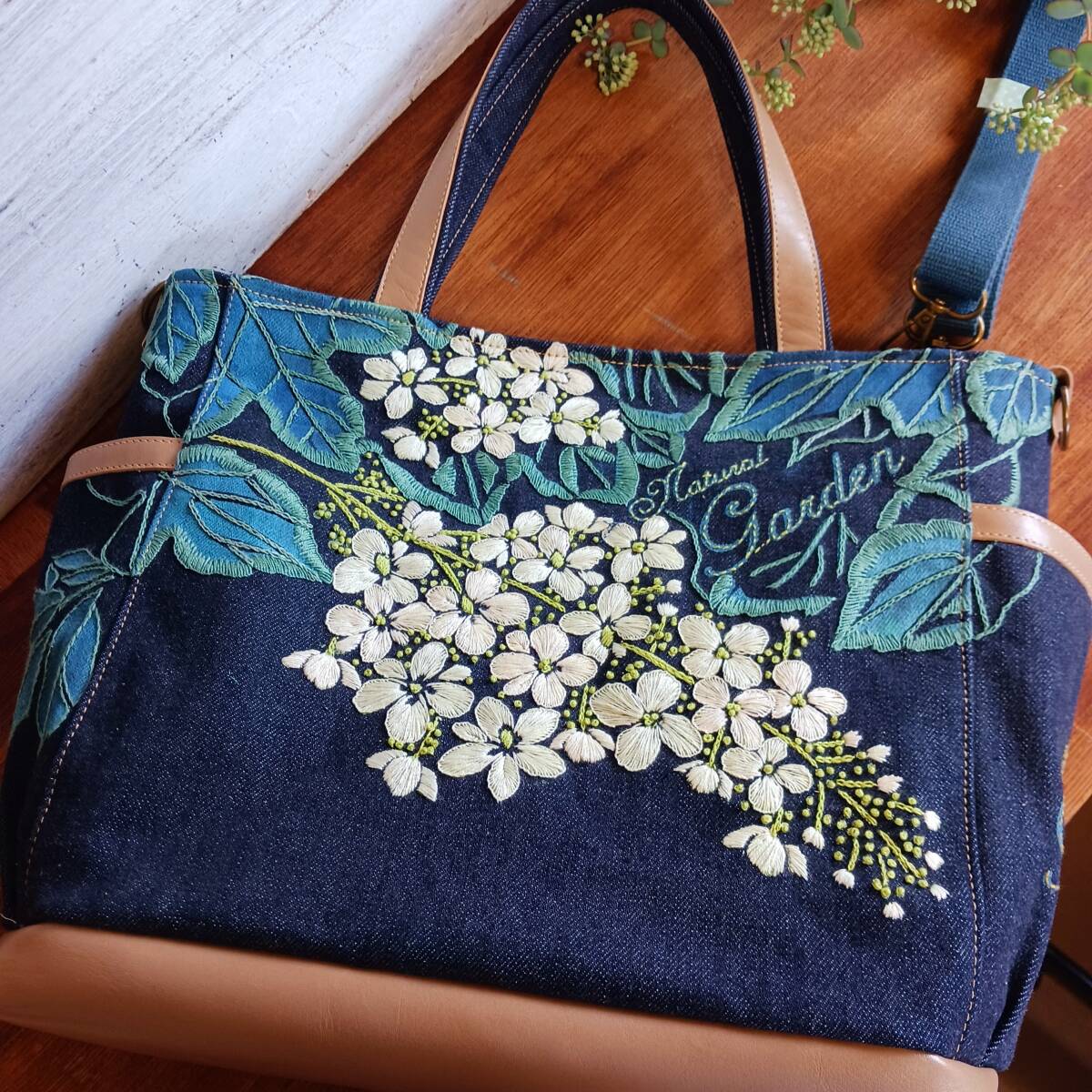 ハンドメイド☆柏葉アジサイのステンシル＆刺しゅう☆蝶々のブローチ☆デニムとベージュ本革☆2way☆Dカン、底板付き