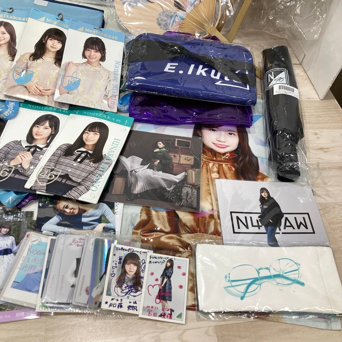 ② 坂道 乃木坂 日向坂 欅坂 46 グッズ ( ハンガー うちわ 缶