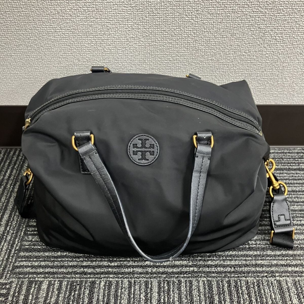 D517-F3-416 TORY BURCH トリーバーチ ナイロン ショルダーバッグ ブラック 縦約27cm 橫約44cm マチ約15.5cm FE