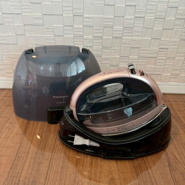 B-862 M パナソニック panasonic CaRuRu アイロン 中古品 保管品 通電確認(rèn)済 ブラック 黒 コードレススチームアイロン NI -WL704