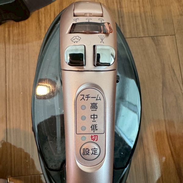 B-862 M パナソニック panasonic CaRuRu アイロン 中古品 保管品 通電確認(rèn)済 ブラック 黒 コードレススチームアイロン NI -WL704
