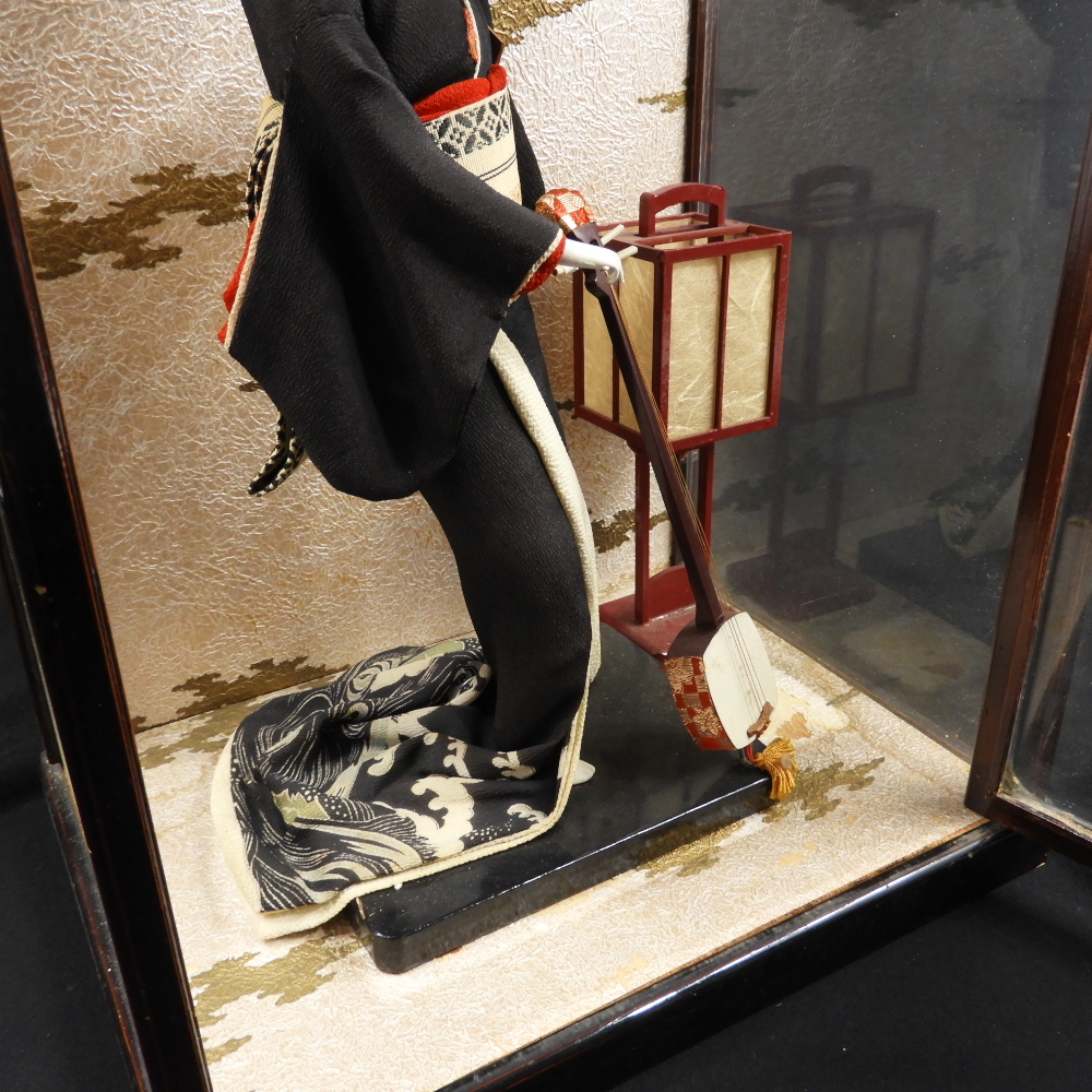 日本人形 ケース入り 美人人形 和装 舞妓 芸者 JAPANESE VINTAGE ANTIQUE DOLL GEISHA MAIKOSAN レトロ 着物 三味線 _画像4