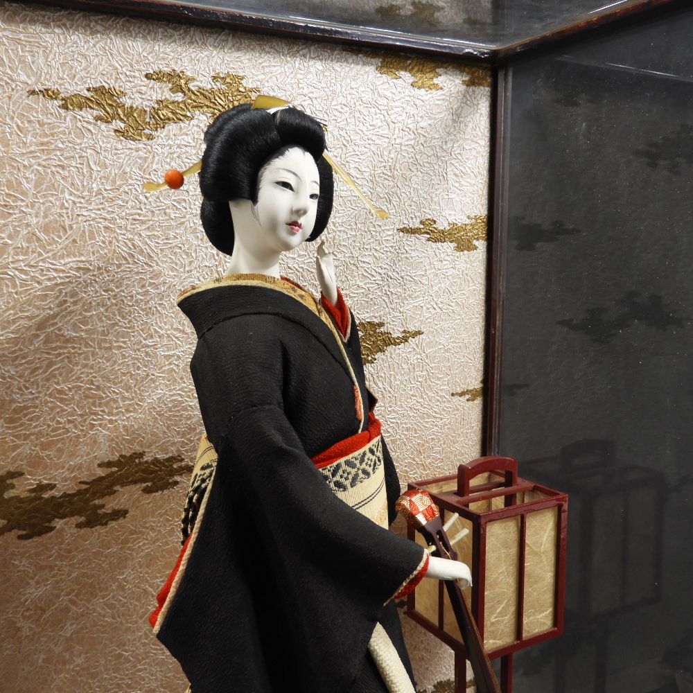 日本人形 ケース入り 美人人形 和装 舞妓 芸者 JAPANESE VINTAGE ANTIQUE DOLL GEISHA MAIKOSAN レトロ 着物 三味線 _画像3