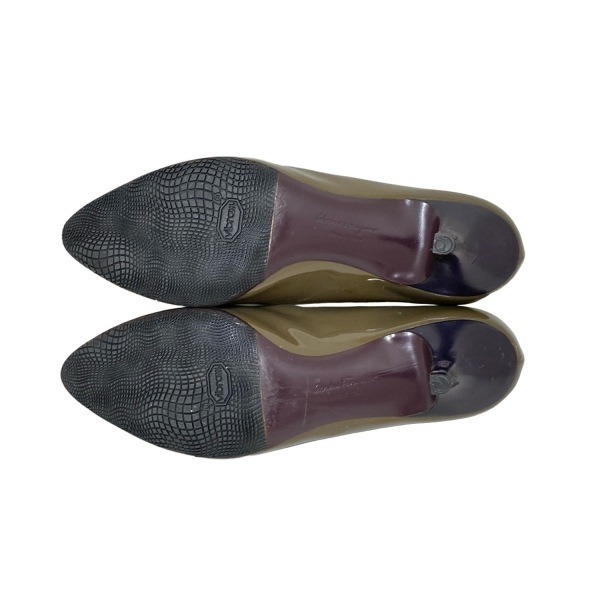 サルバトーレフェラガモ FERRAGAMO/SalvatoreFerragamo パンプス 6D - レザー カーキ レディース 靴