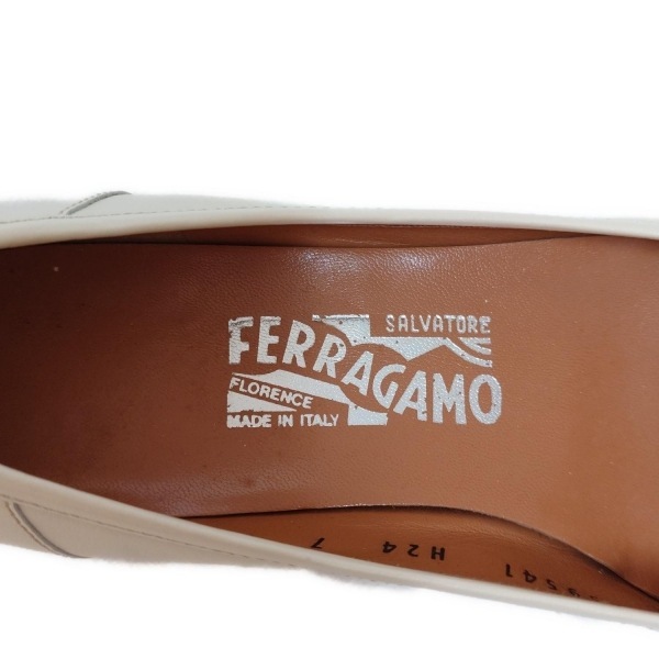 サルバトーレフェラガモ FERRAGAMO/SalvatoreFerragamo パンプス 7 b - レザー アイボリー レディース ガンチーニ 靴