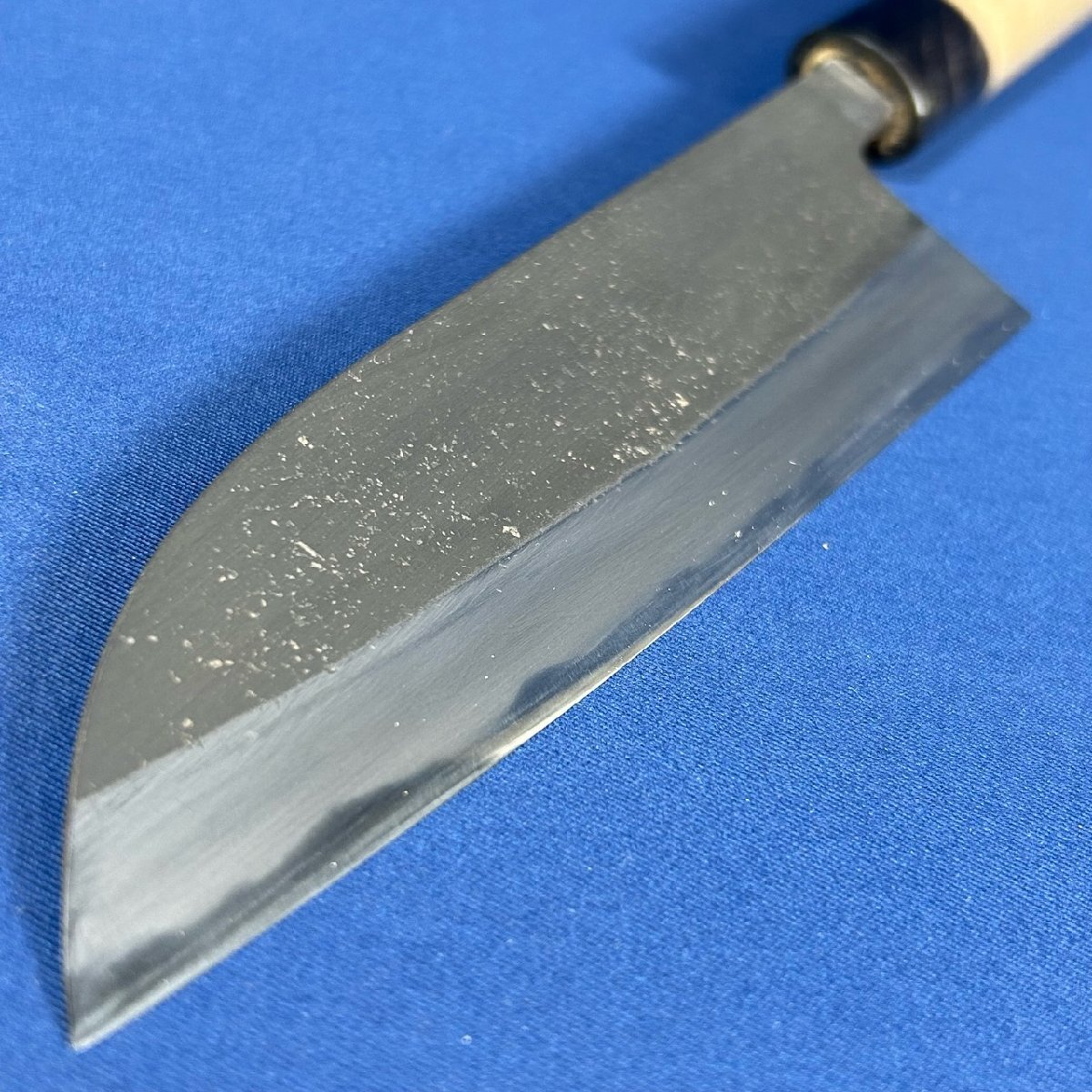 《超希少品!!》【銘 重房(飯冢解房作)】黒打地型三徳包丁/5寸5分(165mm)『刃材質(zhì)：重房オリジナル鋼』『紙箱付』『shigefusa』【新品】