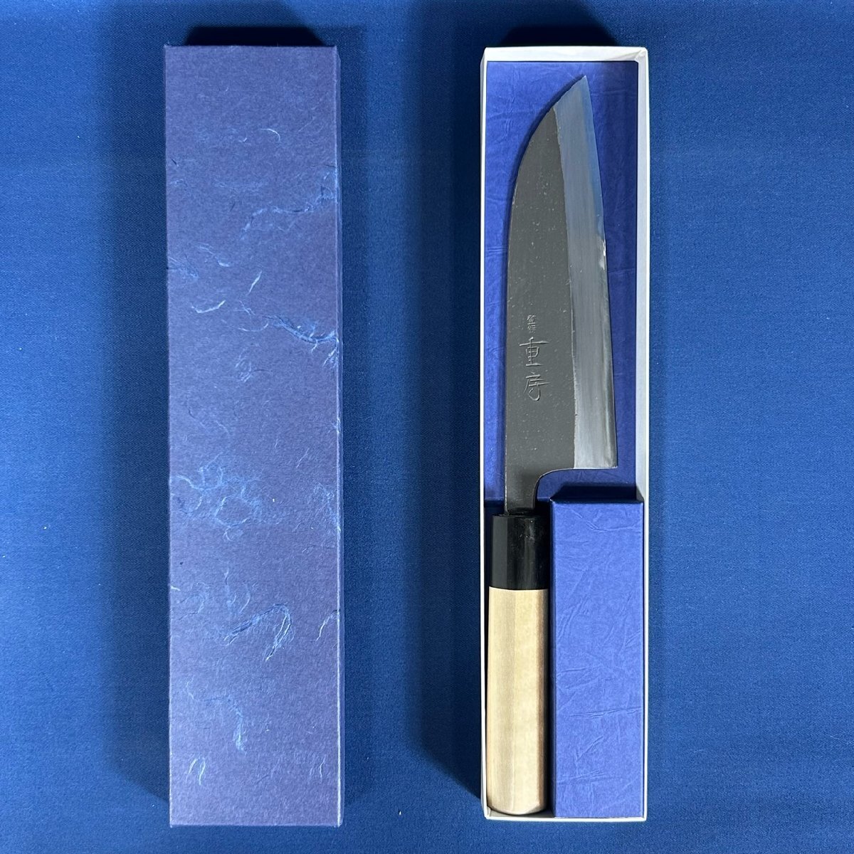 《超希少品!!》【銘 重房(飯冢解房作)】黒打地型三徳包丁/5寸5分(165mm)『刃材質(zhì)：重房オリジナル鋼』『紙箱付』『shigefusa』【新品】