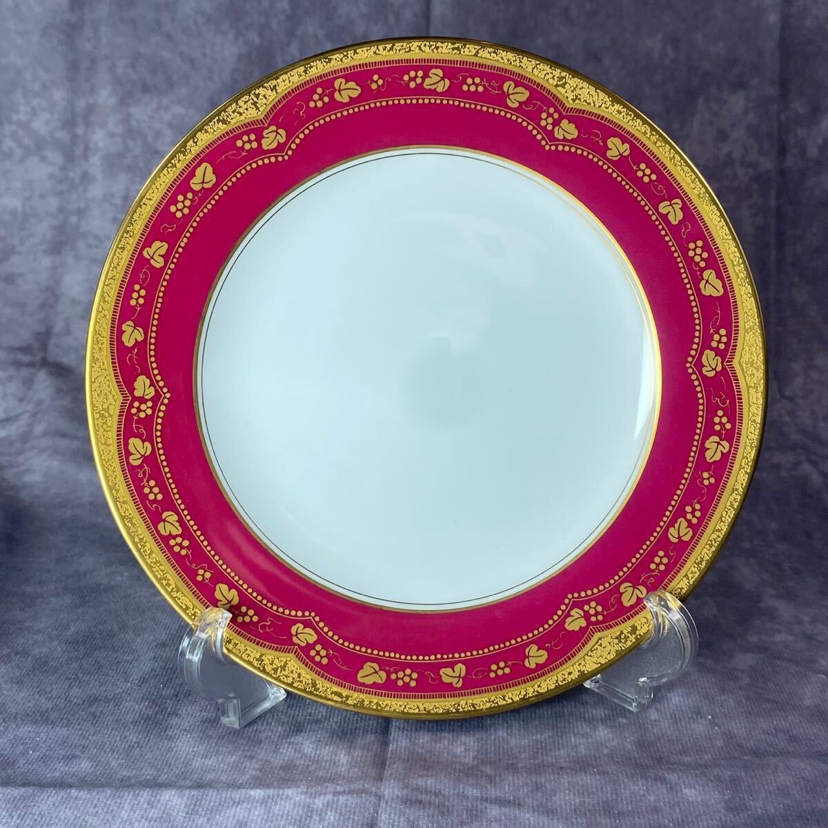 美品 大倉陶?qǐng)@ アレキサンドリーヌ プレート 金彩 OKURA 大倉 赤 金彩 19.5cm ケーキ皿 葡萄紋 高級(jí)ライン 高貴な赤 e