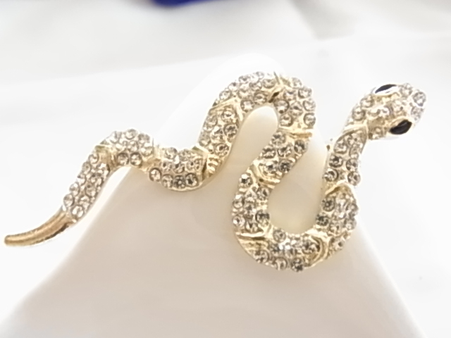 □未使用　キラキラ輝くクリアラインストーン　ゴールドトーンが素敵な印象の蛇のモチーフ　ヘビ　スネーク　ユニセックスデザインブローチ_画像3