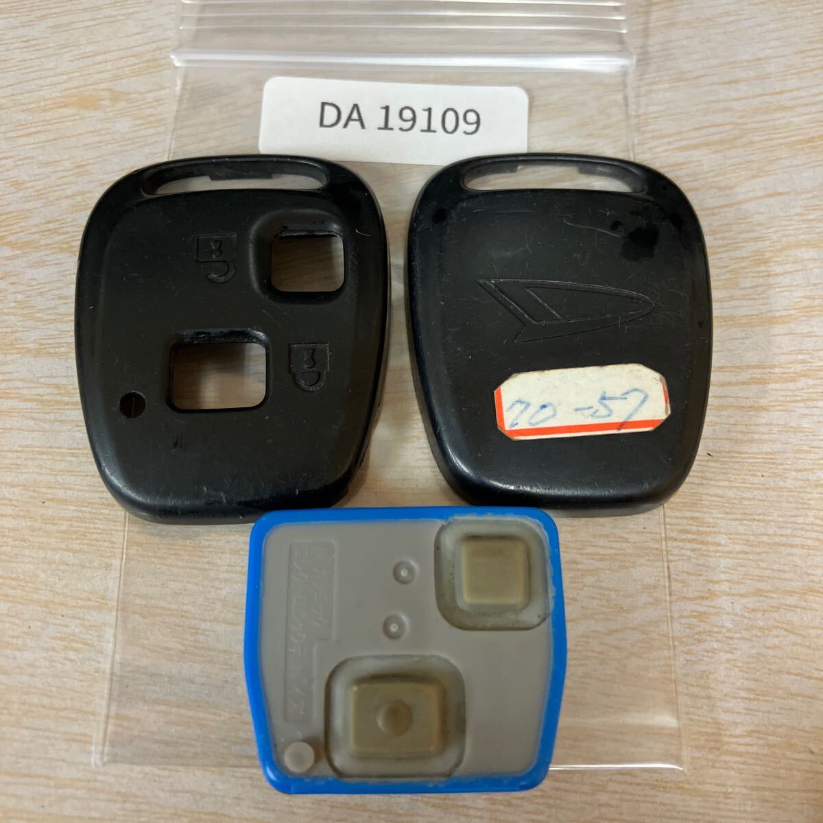 DA19109 点灯なし ダイハツ 純正 キーレス 2ボタン パッソ ラッシュ bB ムーヴラテ エッセ ブーン ハイゼット アトレー 等 リモコン 青枠_画像1