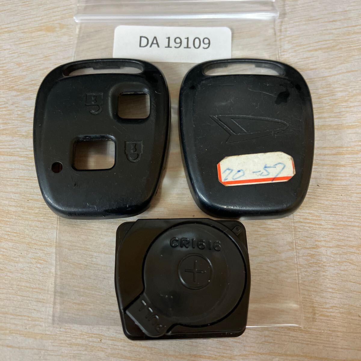 DA19109 点灯なし ダイハツ 純正 キーレス 2ボタン パッソ ラッシュ bB ムーヴラテ エッセ ブーン ハイゼット アトレー 等 リモコン 青枠_画像2