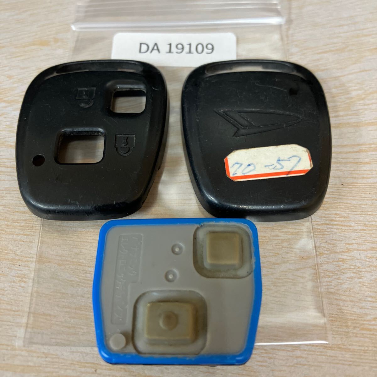 DA19109 点灯なし ダイハツ 純正 キーレス 2ボタン パッソ ラッシュ bB ムーヴラテ エッセ ブーン ハイゼット アトレー 等 リモコン 青枠_画像3