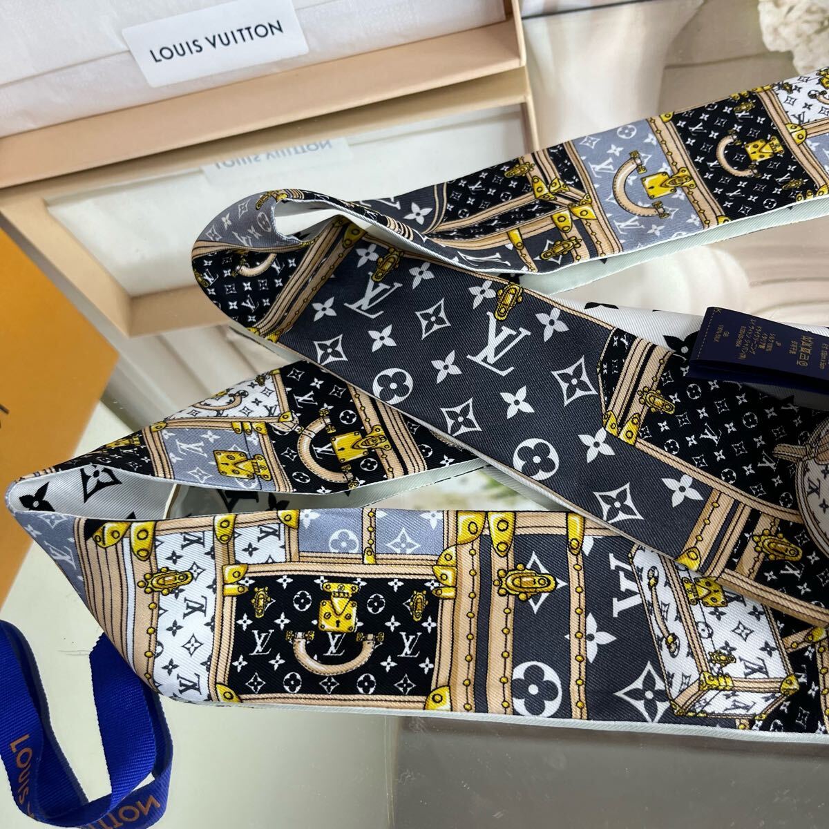 美品LOUISVUITTONルイヴィトン スカーフ シルク LOUIS VUITTON シルク スカーフ ツィリー 絹 高級ブランド 黒 白