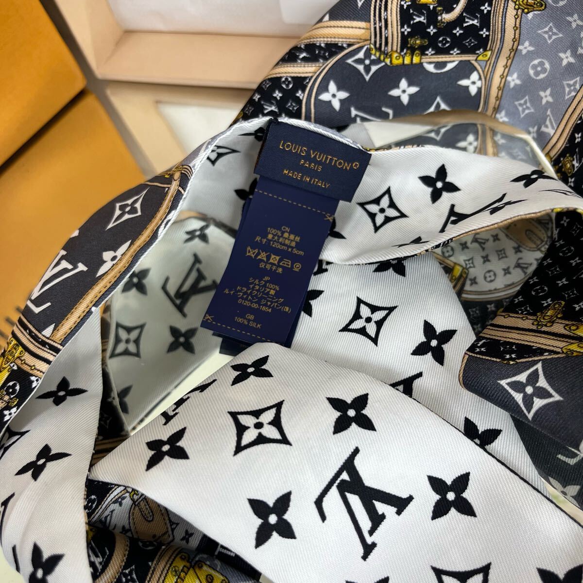 箱付きLouis Vuitton トランクデザイン スカーフ ツイリー LOUIS VUITTON シルク スカーフ ツィリー 絹 高級ブランド 黒 白