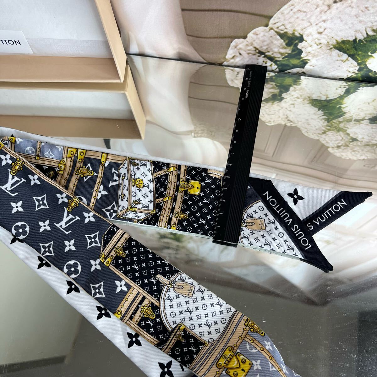 極美 LOUIS VUITTON ヴィトン 大判スカーフ シルク シルバー系 LOUIS VUITTON シルク スカーフ ツィリー 絹 高級ブランド 黒 白