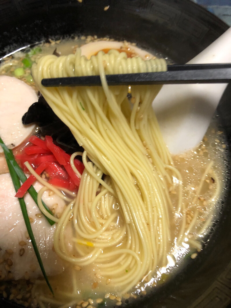 1箱買い　大特￥6850→￥5950　１食分￥99　ラーメン 人気 博多豚骨ラーメン細麺 サンポー食品 全国送料無料 うまかばーい おすすめ