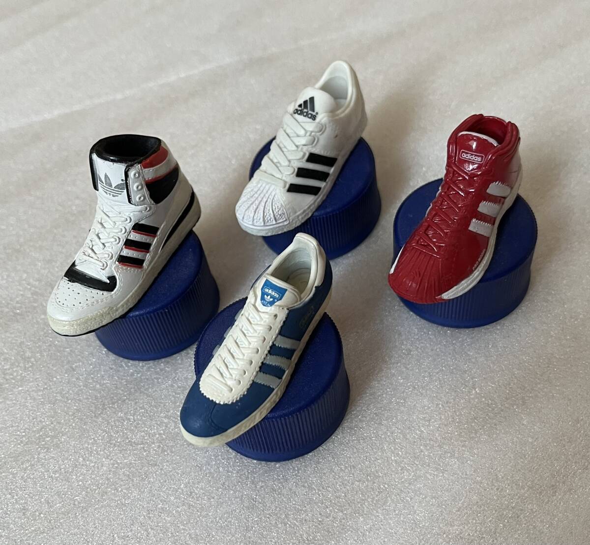 adidas【スニーカーボトルキャップ】4個_画像2