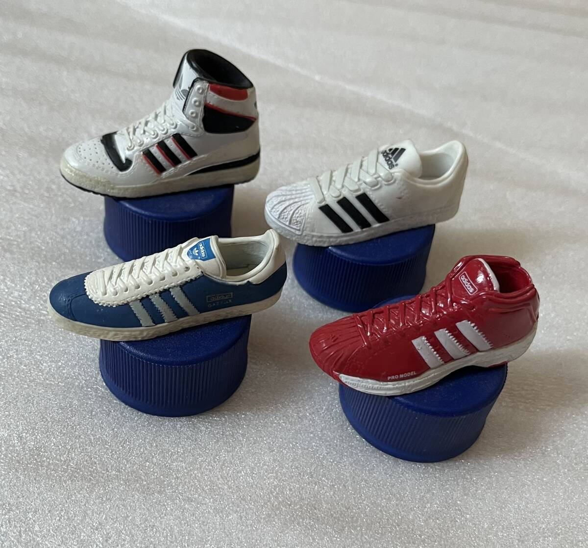 adidas【スニーカーボトルキャップ】4個_画像1