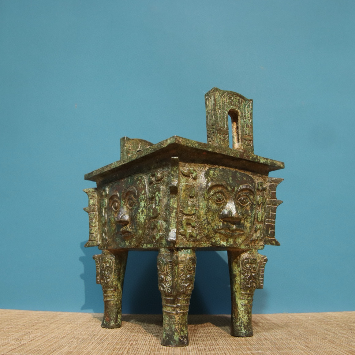 青銅器 旧蔵 商周時代 青銅―人面方鼎（銘文） 銅製 唐物