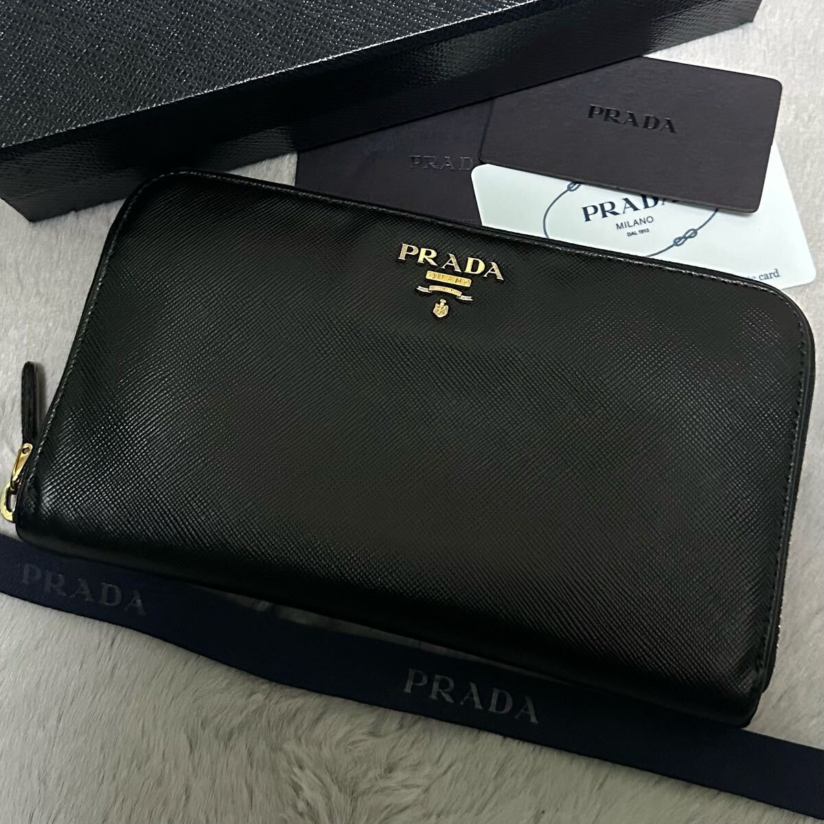 PRADA プラダ 長(zhǎng)財(cái)布 ラウンドファスナー ロゴ金具 サフィアーノレザー ブラック ウォレット