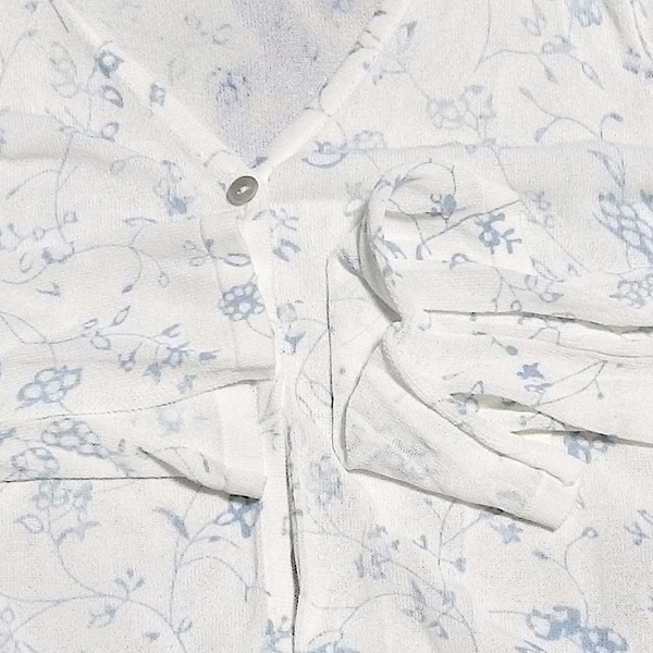 ZARA ショート Vネック ストレッチ レーヨン カーディガン カットソー ブラウスニット 2B ボタン 袖口 スリット 白 水色 花柄 F / S 美品