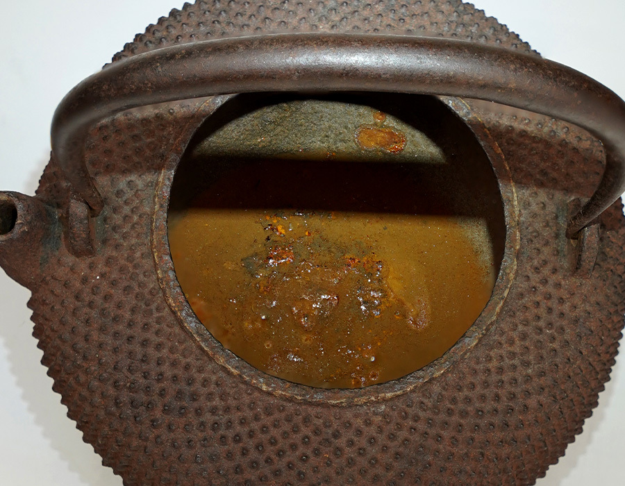 【簡(jiǎn)】金壽堂 雨宮 宗兵衛(wèi) 造 霰 平丸形 鉄瓶 容量1080ml 海獣紋古蓋 蓋在銘 共箱 水漏無(wú)し（検 時(shí)代物 骨董 古美術(shù)品 舊家蔵出 ）