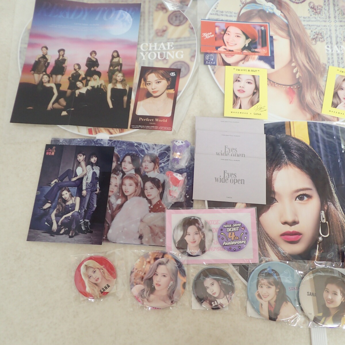 TWICE まとめ売りCD50枚・トレカ306枚・うちわ・アクスタ・缶バッチなど TWICE まとめ売りCD50枚・トレカ306枚・うちわ・アクスタ・缶