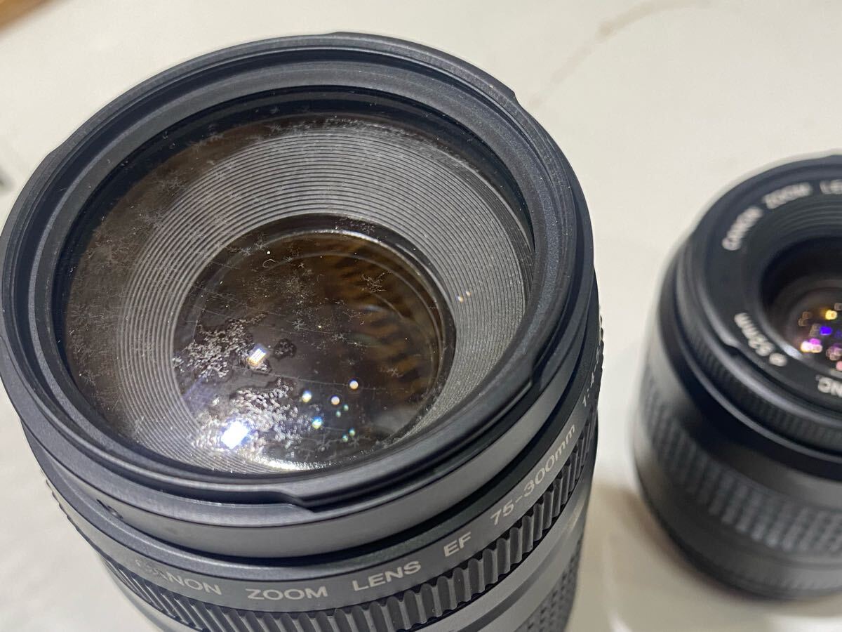 52775【自宅保管品】Canon EOS Kiss 一眼レフフィルムカメラ キャノン レンズ2個付 35-80mm 75-300mm