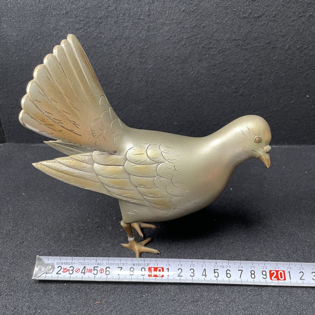 銅製:瓦に夫婦鳩置物