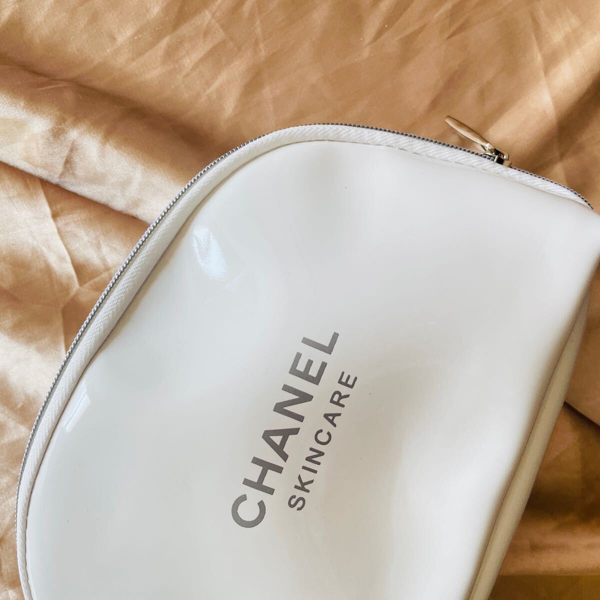 新品　ノベルティー　シャネル ポーチ ホワイト SKINCARE 小物入れ ノベルティ CHANELスキンケア ファスナー ロゴ コスメポーチ 化粧ポーチ