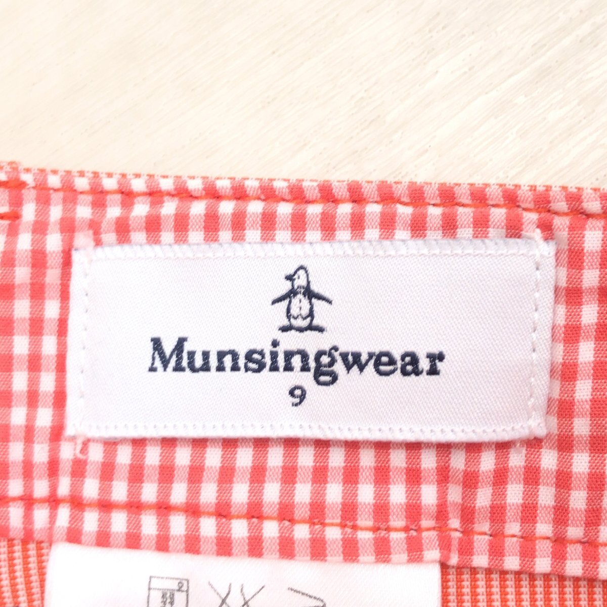 美品 MUNSINGWEAR マンシングウェア 吸水速干 ドライ ストレッチ ゴルフパンツ 9(M) w72 朱色 バーミリオン ストライプ スラックス 婦人