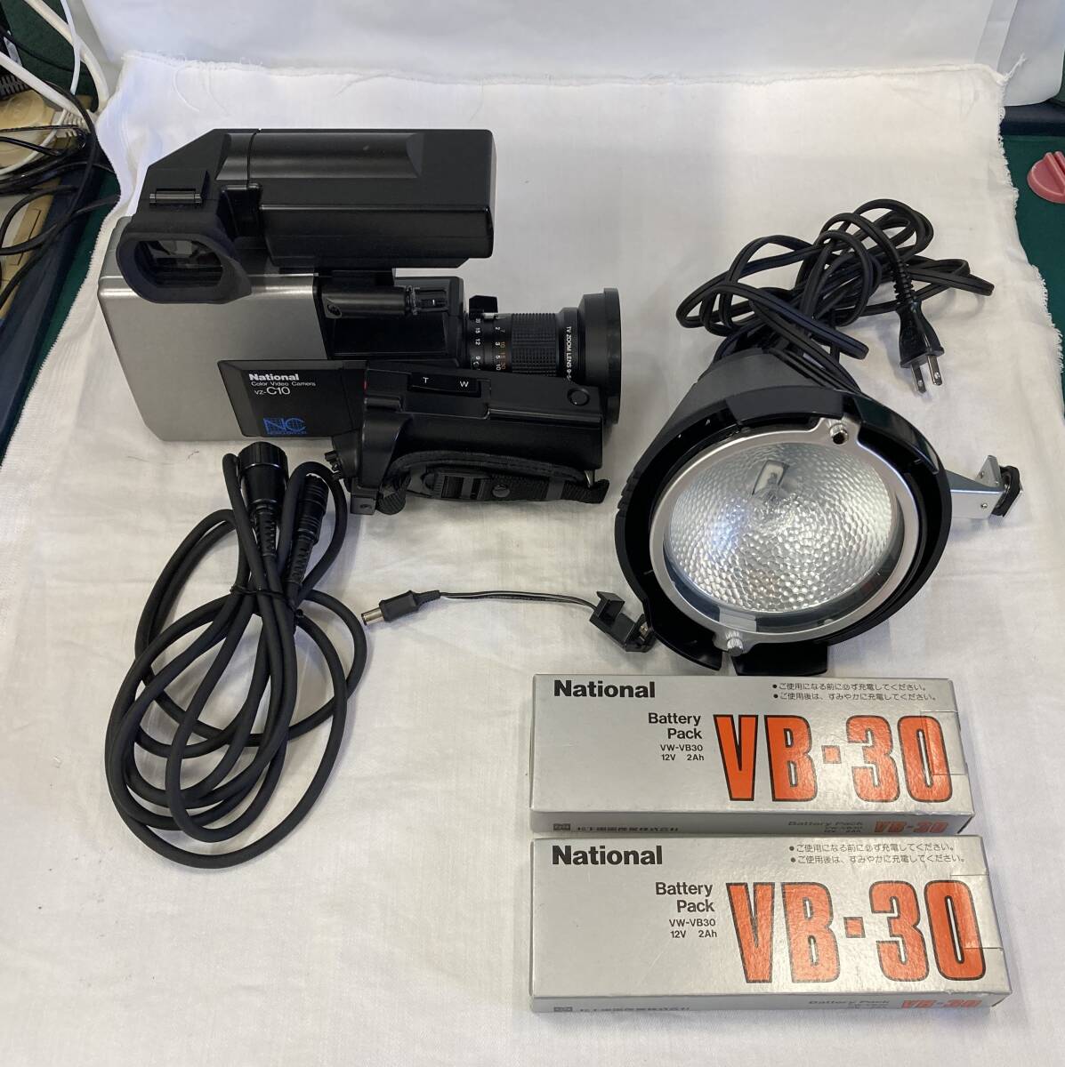 National カラービデオカメラ　VZ-C10 、ホームビデオライト VZ-LS35 、バッテリーパック VB-30 2個、収納ジュラルミンケース　一式！
