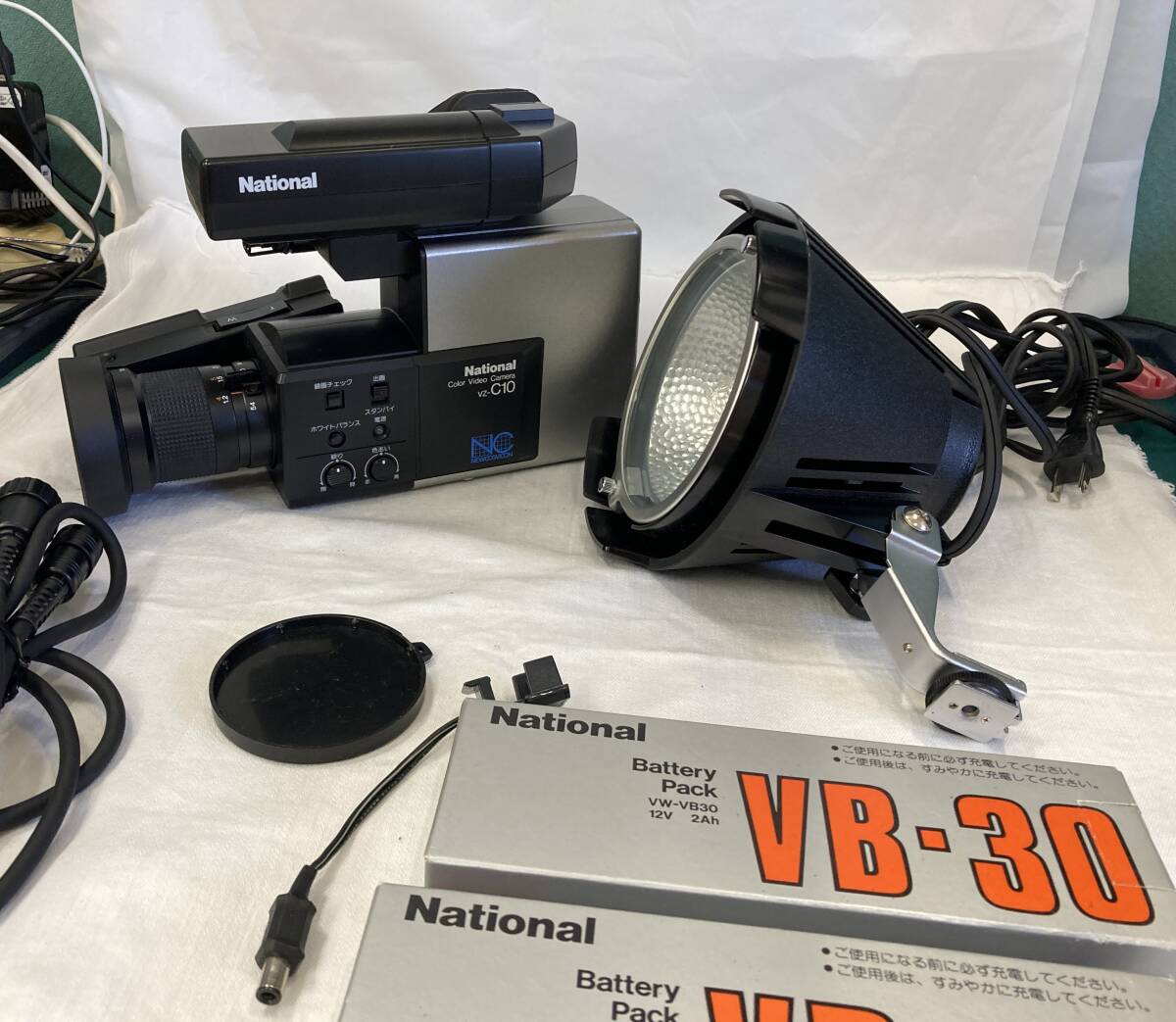 National カラービデオカメラ　VZ-C10 、ホームビデオライト VZ-LS35 、バッテリーパック VB-30 2個、収納ジュラルミンケース　一式！