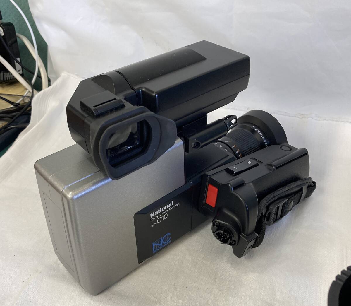 National カラービデオカメラ　VZ-C10 、ホームビデオライト VZ-LS35 、バッテリーパック VB-30 2個、収納ジュラルミンケース　一式！