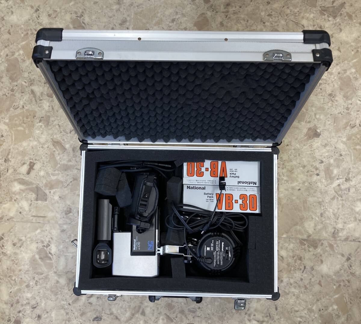 National カラービデオカメラ　VZ-C10 、ホームビデオライト VZ-LS35 、バッテリーパック VB-30 2個、収納ジュラルミンケース　一式！