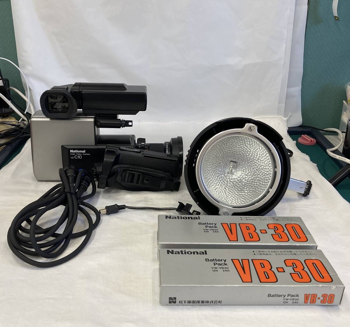 National カラービデオカメラ　VZ-C10 、ホームビデオライト VZ-LS35 、バッテリーパック VB-30 2個、収納ジュラルミンケース　一式！