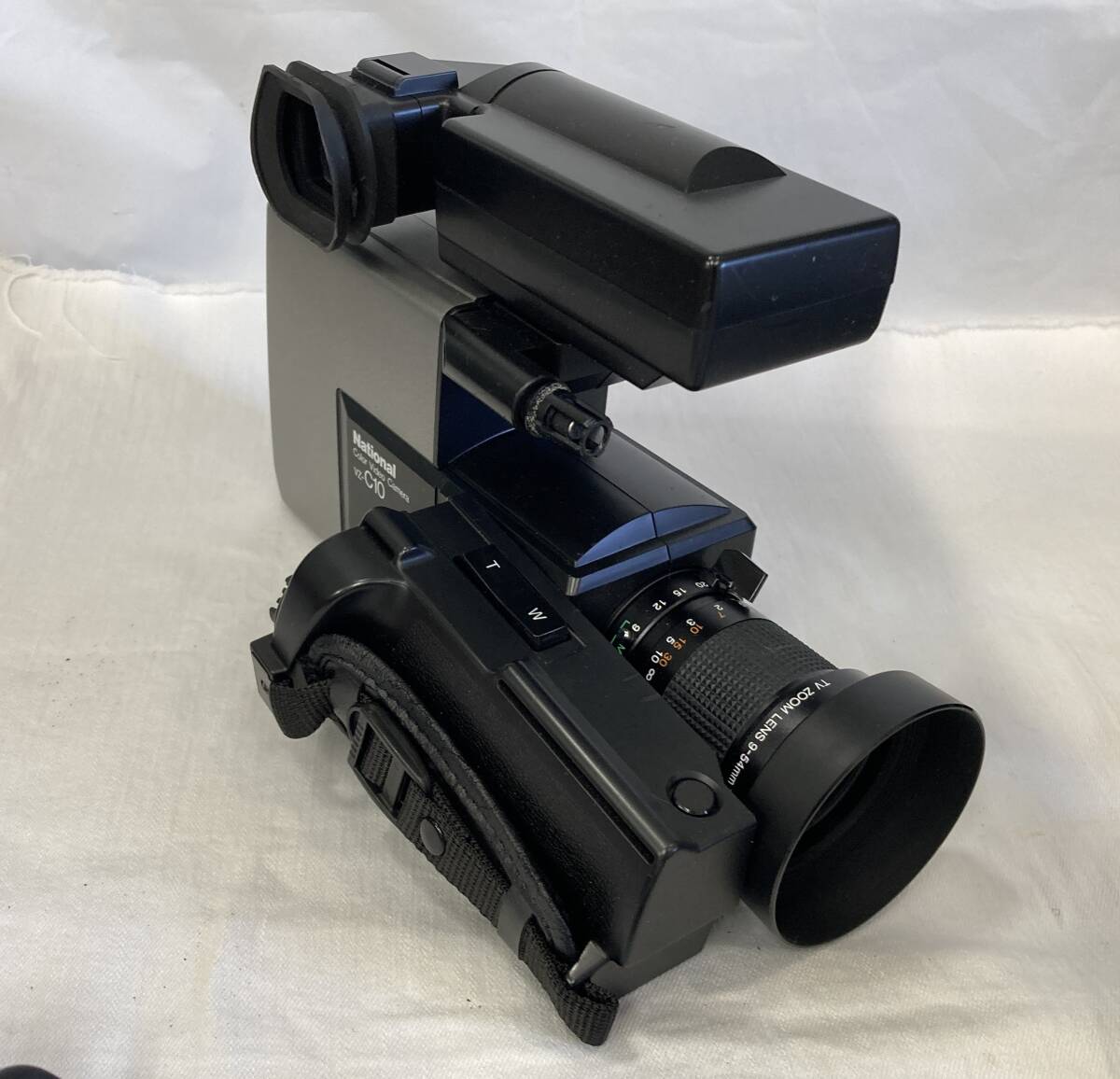 National カラービデオカメラ　VZ-C10 、ホームビデオライト VZ-LS35 、バッテリーパック VB-30 2個、収納ジュラルミンケース　一式！