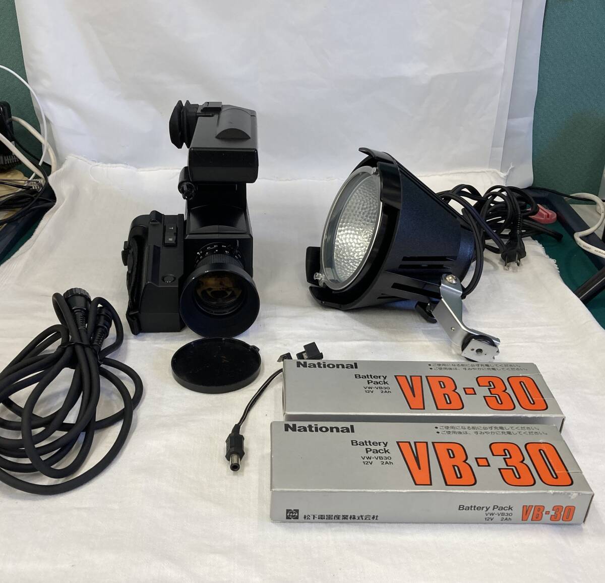 National カラービデオカメラ　VZ-C10 、ホームビデオライト VZ-LS35 、バッテリーパック VB-30 2個、収納ジュラルミンケース　一式！